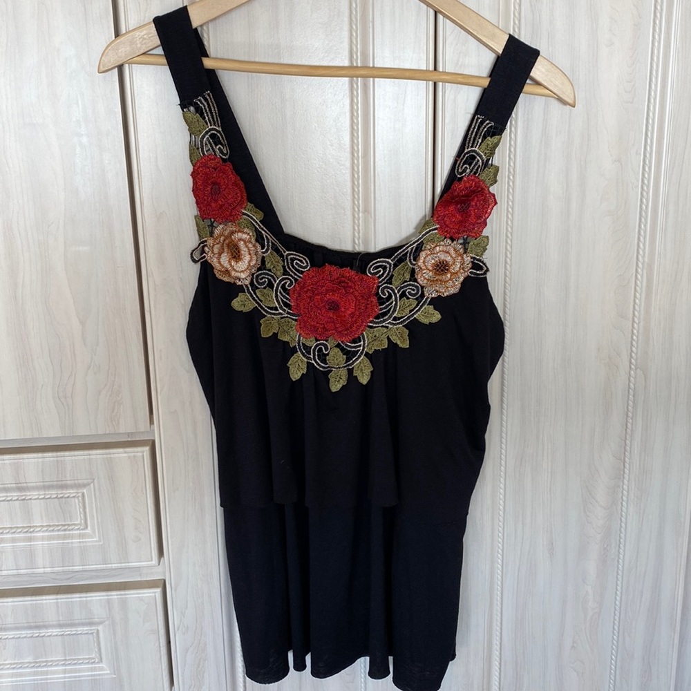 Gorgeous Flowy Tank w Floral Trim- New -Tag Attached!